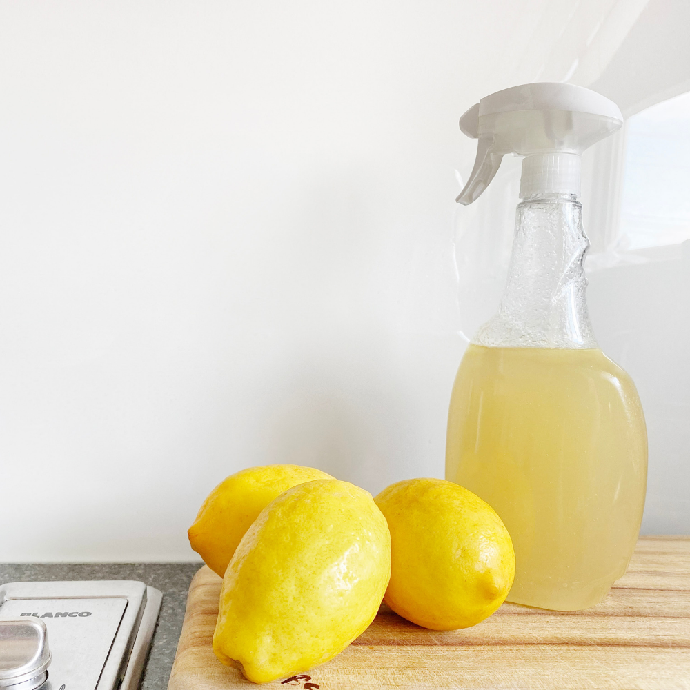 Fjern vond lukt i kjøleskapet med riktig rengjøring. Tips: Lag et hjemmelaget rengjøringsmiddel med sitron, eddik og bakepulver for å bli kvitt vond lukt og få kjøleskapet rent